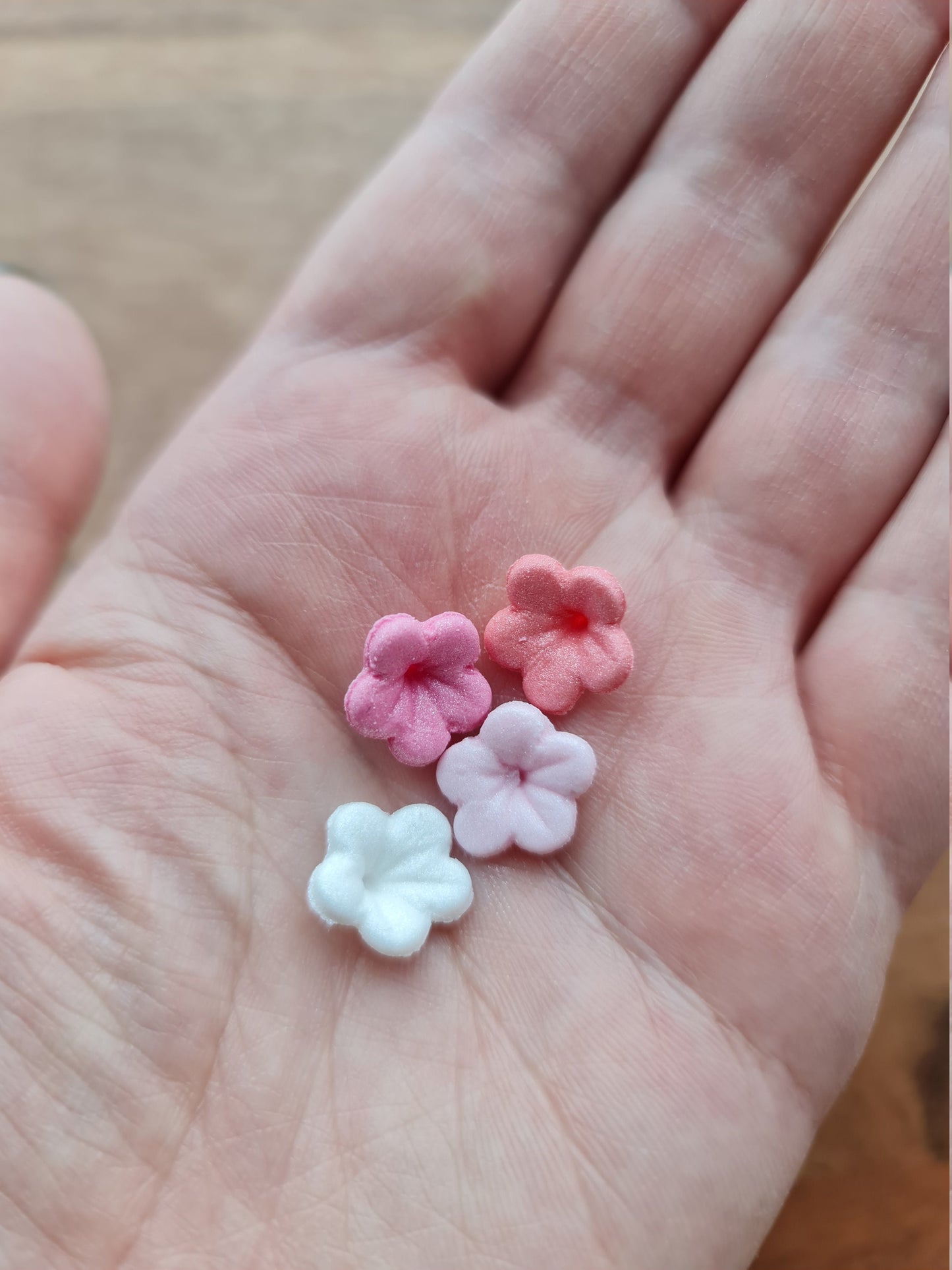 100 pcs. edible sugar fondant tiny flowers pink whiteNo Extra Fees for US Buyers