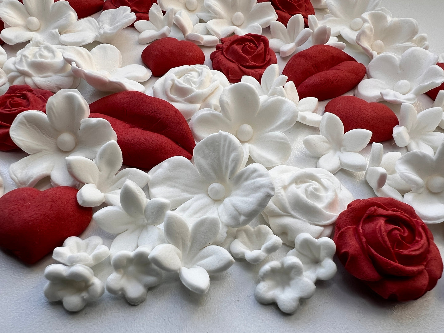 61 Edible Valentine Cake Decorations | Roses, Lips, Hearts & Flowers