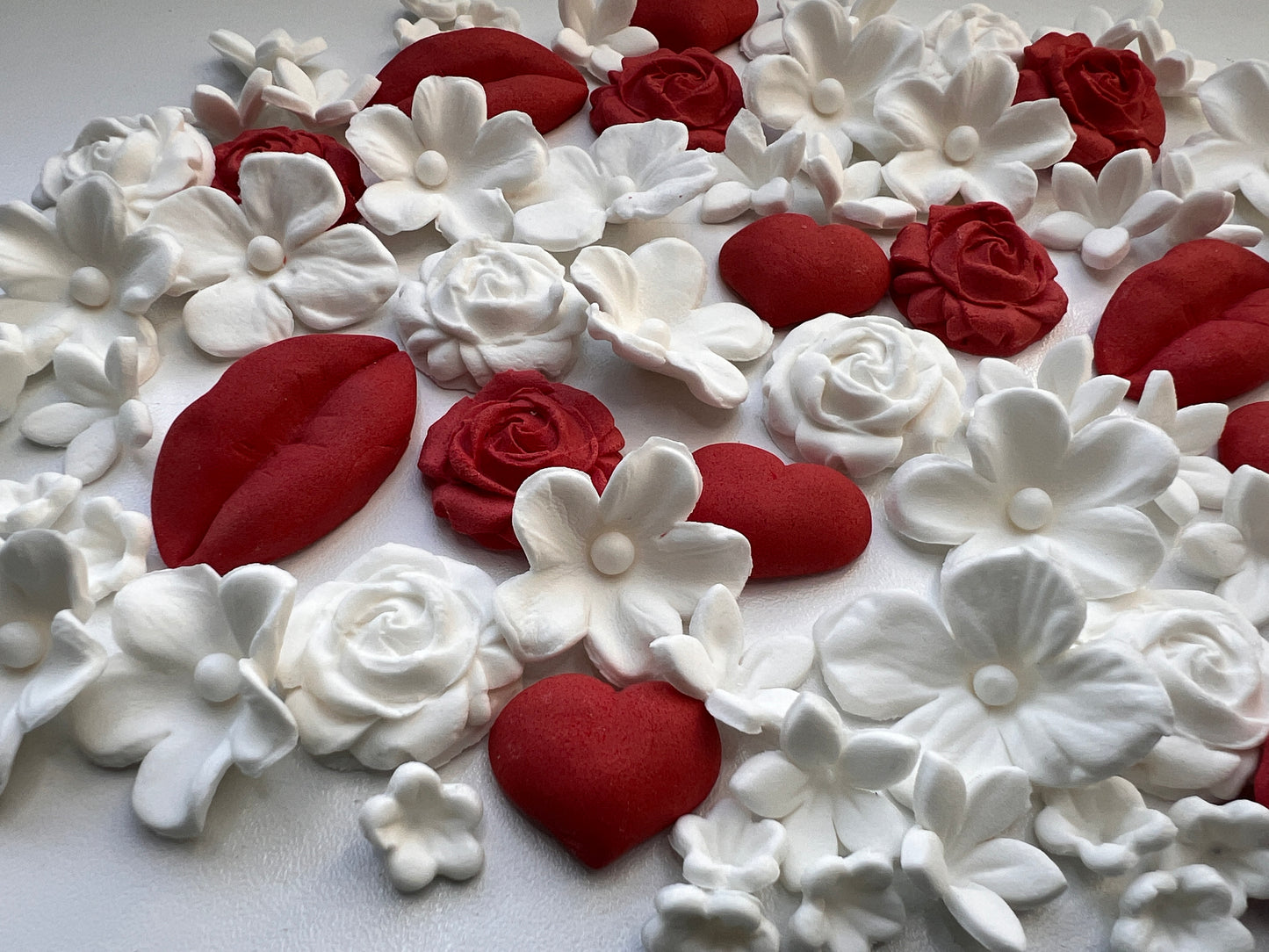61 Edible Valentine Cake Decorations | Roses, Lips, Hearts & Flowers