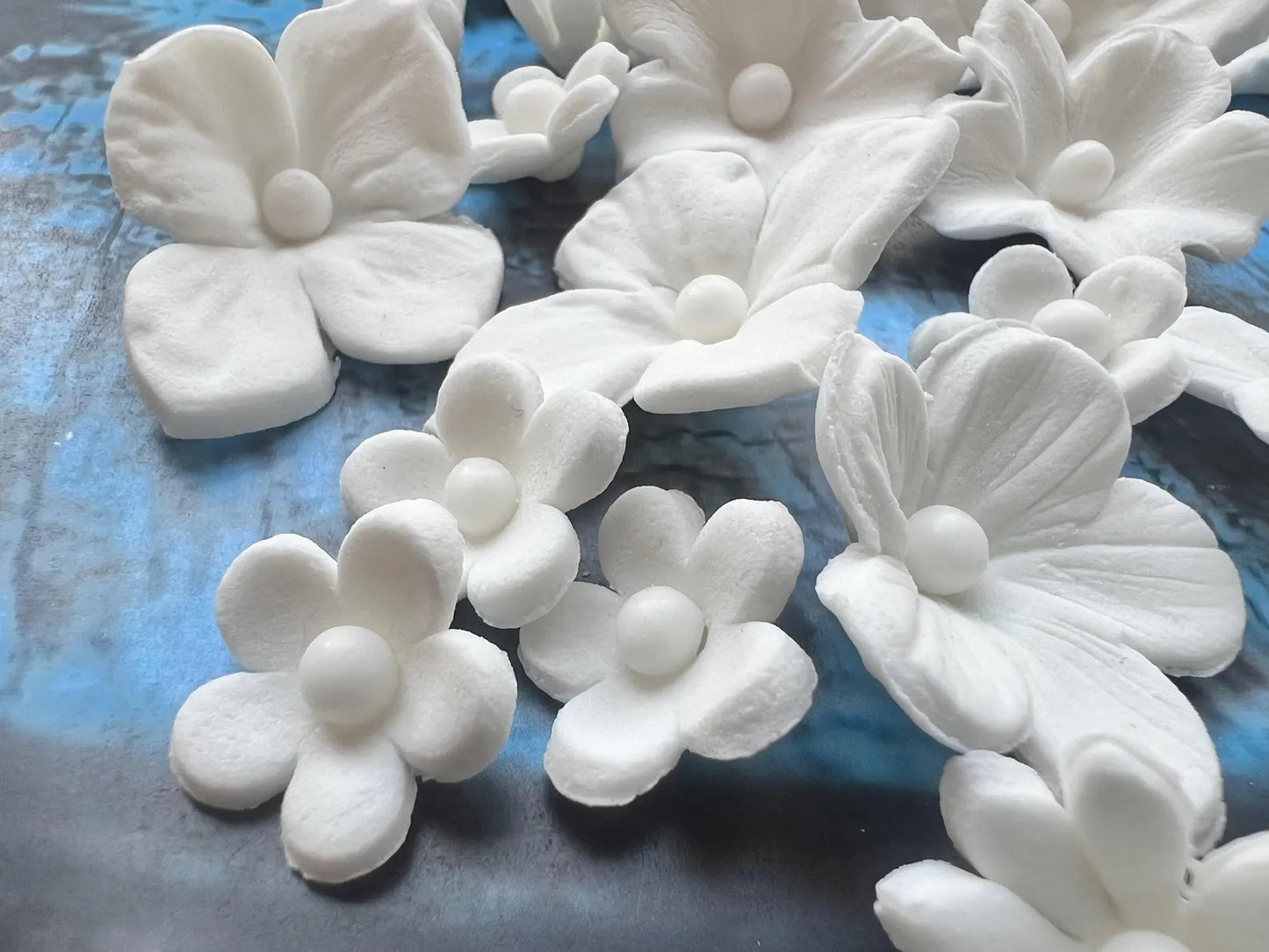 White edible fondant flowers for wedding and minimalist cakes