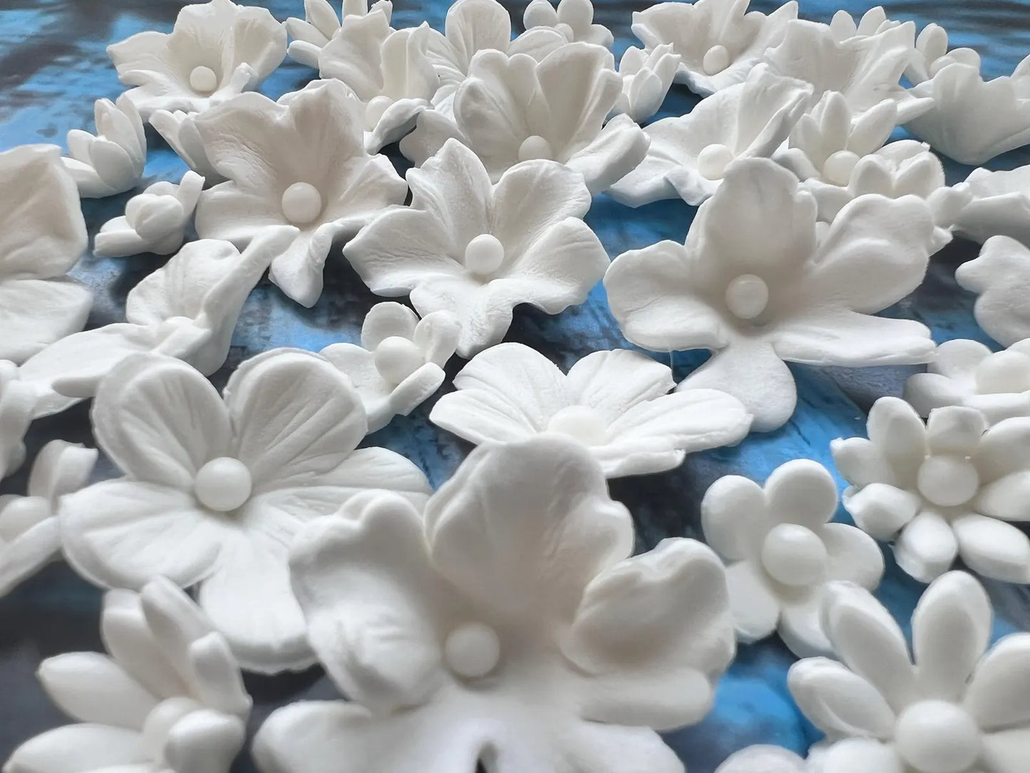 Edible white flower decorations suitable for cakes and cupcakes