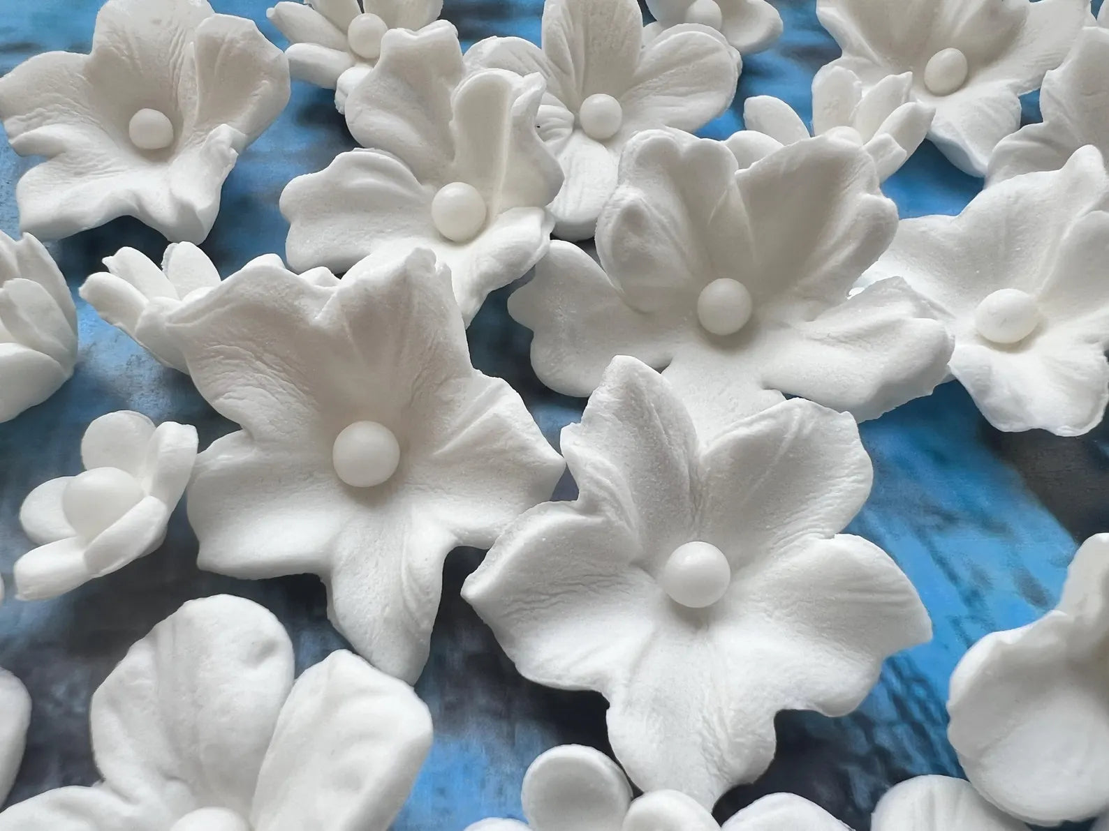 Edible white floral cake decorations in mixed flower shapes